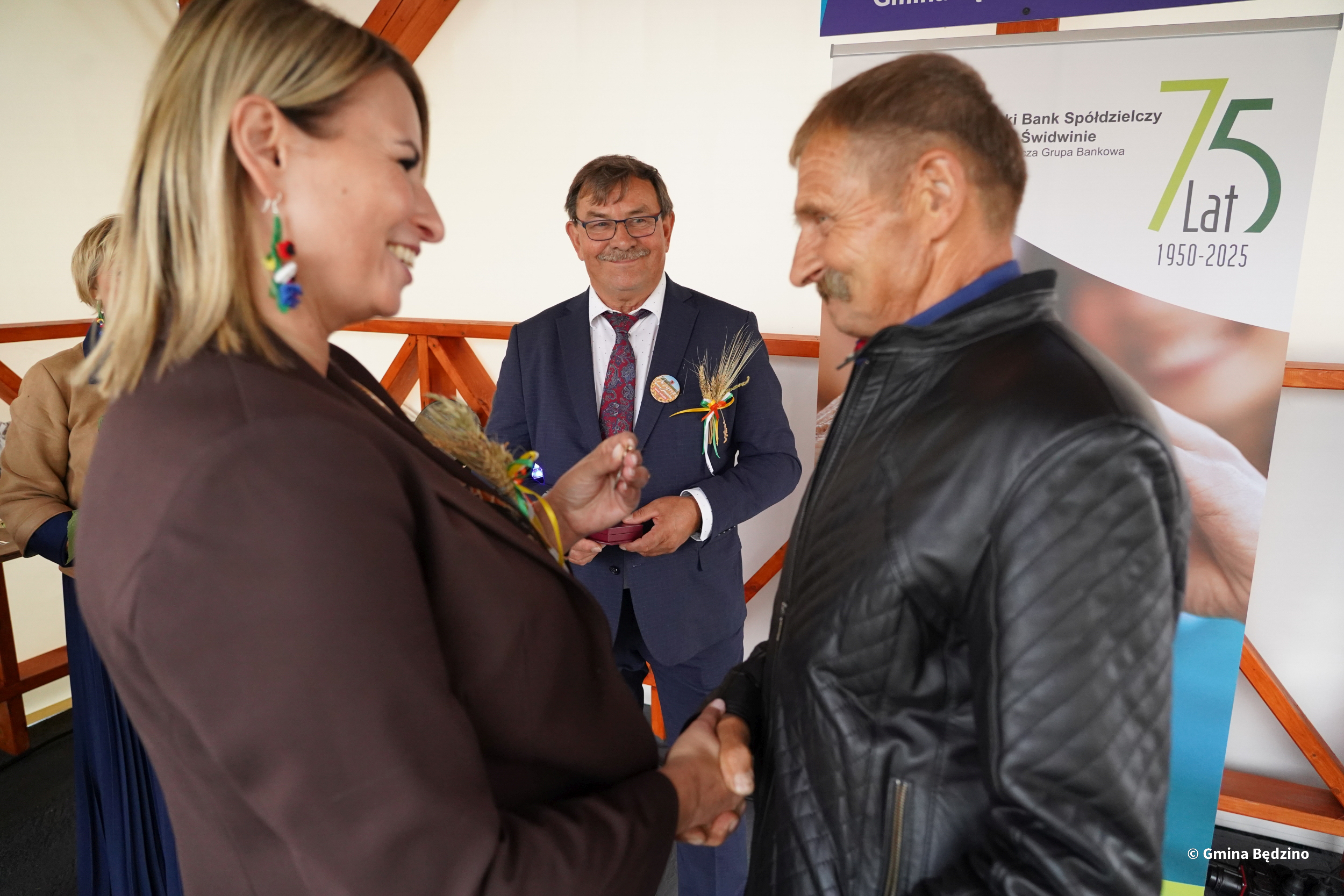 Dwie osoby ściskające dłonie na imprezie Dożynki Gminne Tymień 2025