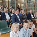 Uczniowie i goście na uroczystości zakończenia roku szkolnego w Będzinie.