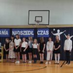 Uroczystość zakończenia roku szkolnego przez uczniów w będzińskiej szkole. Widoczny baner „Pożegnania końca czasu”.