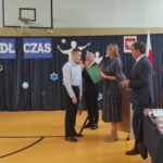 Uroczystość wręczenia dyplomów w Będzinie. Uczniowie otrzymują nagrody.