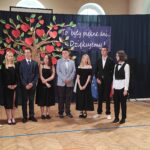Uczniowie w strojach wizytowych na uroczystości zakończenia roku szkolnego w będzinie. „To były piękne dni... Dziękujemy!