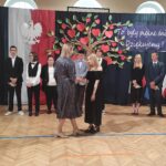 Uczniowie i nauczyciele na uroczystości zakończenia roku szkolnego w będzińskiej szkole. „To były piękne dni... Dziękujemy!