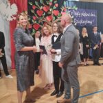 Uczniowie i nauczyciele na uroczystości zakończenia roku szkolnego w będzińskiej szkole. „To były piękne dni... Dziękujemy!