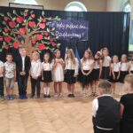 Studenci w formalnym noszeniu na koniec roku w szkole podstawowej LeKie. „To były piękne dni... Dziękujemy!