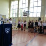 Uczniowie i nauczyciele na uroczystości zakończenia roku szkolnego w SP Dobrzyca w Będzinie.