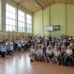 Uczniowie i rodzice na uroczystości zakończenia roku szkolnego w Będzinie.