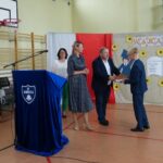 Uroczystość wręczenia dyplomów w Będzinie. Uczniowie otrzymują nagrody podczas szkolnego zakończenia roku szkolnego.