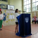 Uroczystość wręczenia dyplomów w Szkole Podstawowej w Dobrzycy. Uczniowie i nauczyciele świętują zakończenie roku szkolnego.