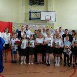 Uczniowie i nauczyciele na uroczystości zakończenia roku szkolnego w Będzinie. SP Dobrzyca.