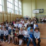 Uczniowie i nauczyciele na uroczystości zakończenia roku szkolnego w Będzinie.