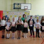 Uczniowie odebrali nagrody podczas uroczystości zakończenia roku szkolnego w będzińskiej szkole. „Waki!” widoczny baner.