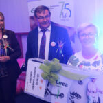 Dożynki Gminne Tymień 2025: Uroczystość wręczenia nagród, podczas której zwycięzcy Joanna i Zbigniew Piliński otrzymali hulajnogę.