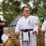 Dwie kobiety w karate, jedna z czarnym pasem, w Dożynkach Gminne Tymień.