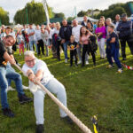 Zawody w przeciąganiu liny w Dożynkach Gminne Tymień 2025. Ludzie ciągną grubą linę.