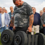 Siłacz w Dożynkach Gminne Tymień 2025, podnoszący duże ciężary.