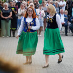 Dwie kobiety w tradycyjnych polskich strojach ludowych w Dożynkach Gminne Tymień.