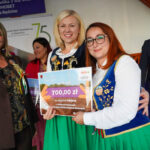 Laureaci konkursu Gmina Tymień Dożynki 2025 z dumą prezentują swój bon o wartości 700,00 zł.