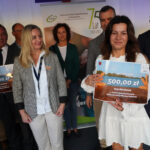 Laureaci Dożynek Gminnych Tymień 2025 odbierają nagrody. Pokazane bony o wartości 500,00 zł i 1000,00 zł.