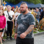 Mężczyzna w Dożynkach Gminne Tymień 2025 w koszuli kamuflażowej.