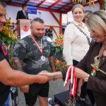 Uroczystość wręczenia nagród w Dożynkach Gminne Tymień 2025. Władze wręczają medale zawodnikom strongmanów.