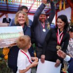 Uroczystość wręczenia nagród w Dożynkach Gminne Będzino, zwycięzca otrzymuje voucher o wartości 1000 zł.