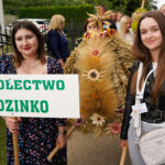 Dożynki Gminne Tymień 2025: Kobiety z dumą składają ofiarę dożynkową Solectwa Będzinko.