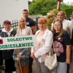 Dożynki Gminne Tymień 2025: Mieszkańcy Dobiesławic z dumą eksponują swój sztandar wsi.
