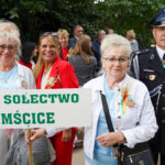 Dożynki Gminne Tymień 2025: Mieszkańcy z dumą eksponują tabliczkę „Solectwo Mścice”.