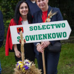 Dożynki Gminne Tymień 2025: Kobiety trzymające znak dla Sołectwa Sowienkowo.