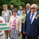 Grupa osób w Dożynki Gminne Tymień 2025 ze znakiem Borkowice