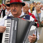 Akordeonista w tradycyjnym polskim stroju występuje w Dożynkach Gminne Tymień 2025. Akordeon Hohnera.