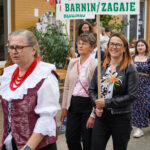 Dożynki Gminne Tymień 2025: Uczestnicy procesji niosący tabliczkę z napisem „Barnin/Zagaje”.