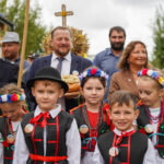 Dzieci w tradycyjnych polskich strojach dożynkowych na uroczystościach Tymień 2025.