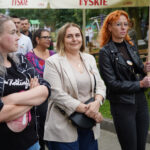 Kobiety stojące na imprezie Dożynki Gminne Tymień 2025, uśmiechnięte pod namiotami