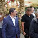 Dożynki Gminne Tymień 2025: Procesja niosąca duży wieniec pszenny.
