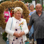 Uczestnicy uroczystości Dożynki Gminne Tymień z wieńcem dożynkowym