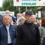Dożynki Gminne Tymień 2025: Uczestnicy procesji trzymający znaki dla Stoisława.