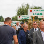 Dożynki Gminne Tymień 2025: Procesja ze znakami „Solectwo Smolne” i „Solectwo Stoisław”.