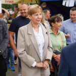 Starsza kobieta w beżowym garniturze w Dożynkach Gminne Tymień.