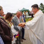Ksiądz wręczający uroczysty chleb w Dożynkach Gminnych w Będzinie.