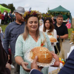 Kobieta wręcza chleb Dożynki Gminne Tymień 2025.