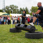 Zawodnik strongman odpoczywa podczas zawodów strongman Dożynki Gminne Tymień 2025.