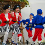 Dzieci w strojach piratów występujące na scenie.
