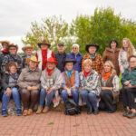 Seniorzy na Dzikim Zachodzie: Grupa seniorów w kowbojskich kapeluszach i strojach.