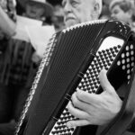 Starszy mężczyzna grający na akordeonie atlantyckim, fragment fotoreportażu „Seniorzy na Dzikim Zachodzie”.