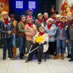 Seniorzy na Dzikim Zachodzie: Grupa seniorów ubranych w zachodnie stroje, uśmiechających się do zdjęcia.