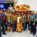 Seniorzy na Dzikim Zachodzie: Seniorzy w kowbojskich strojach pozują do grupowego zdjęcia.