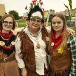 Trzy kobiety w strojach z Dzikiego Zachodu, w tym szeryf i Indianka. 80 Lucy Gwiezdny Pył