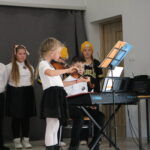 Uczniowie grający muzykę podczas Dnia Edukacji Narodowej w Gminie Będzino. Skrzypce, keyboard Yamaha.